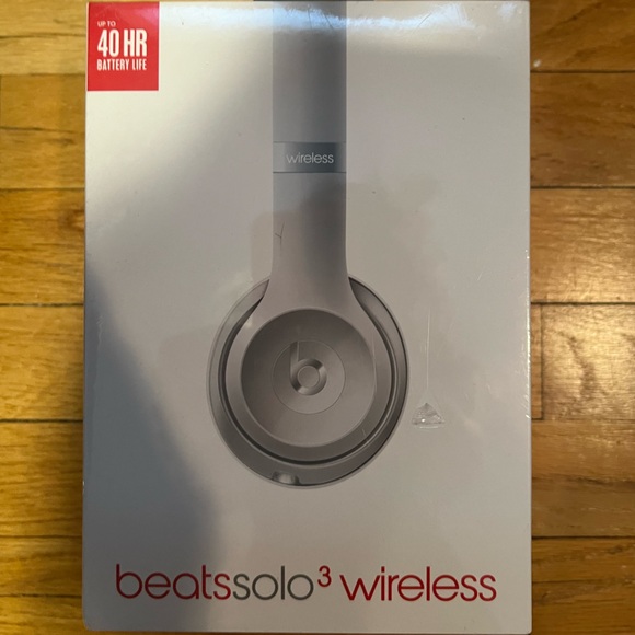 Beats Solo 3 Wirelesss Headphones NWT